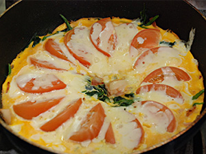 ホウレンソウとトマトとチーズの卵とじ