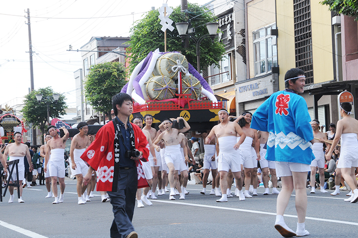 市最大のイベント「十和田市秋祭り」で、俵神輿を担いで沿道を練り歩き、地元産米「まっしぐら」をＰＲ