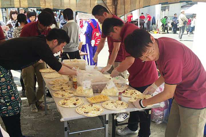 七戸町のイベント「ピザカーニバル」に参加し、ナガイモを使ったオリジナルピザで特産品をＰＲ
